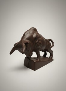 Casa Padrino Deko Figur Stier Gusseisen Rostbraun H. 20 cm - Angreifender Bulle auf Sockel