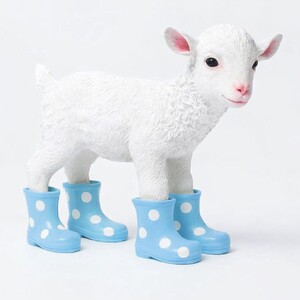 Casa Padrino Deko Figur Ziege mit Gummistiefeln Wei� / Hellblau 42 cm - Deko Skulptur