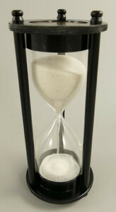 Casa Padrino Deko Sanduhr Schwarz / Wei�  7 x H. 18 cm - Schreibtisch Deko - Wohnzimmer Deko - Designer Deko - Deko Accessoires