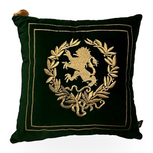 Casa Padrino Dekokissen Loewe im Lorbeerkranz Dunkelgruen / Gold - Zierkissen mit Fuellung