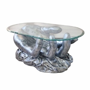 Casa Padrino Designer Couchtisch Hand mit Glasplatte Antik Silber 80 cm