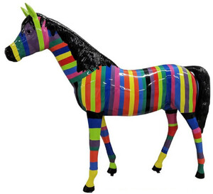 Casa Padrino Designer Deko Skulptur Pferd mit Streifen Bunt 220 x H. 190 cm - Lebensgro�e Wetterbest�ndige Dekofigur - Luxus Garten Dekoration