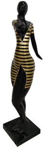 Casa Padrino Designer Deko Skulptur Frau mit Kleid Schwarz / Gold H. 102 cm - Wetterbestndige Dekofigur - Deko Accessoires