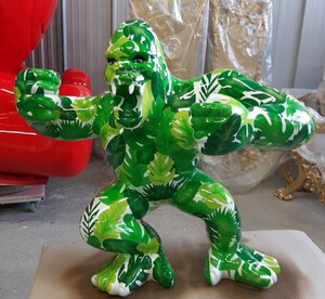 Casa Padrino Luxus Deko Skulptur Gorilla Affe Gr�n / Wei� 80 x 40 x H. 70 cm - Wetterbest�ndige Deko Figur - Wohnzimmer Deko Figur - Garten Deko Figur - Luxus Deko Tierfigur