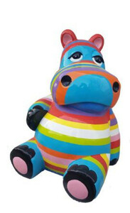 Casa Padrino Designer Deko Skulptur Sitzendes Nilpferd Mehrfarbig Gestreift H. 48 cm - Wetterbest�ndige Dekofigur - Wohnzimmer Deko - Garten Deko - Terrassen Deko
