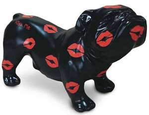 Casa Padrino Designer Dekofigur Hund Bulldogge Schwarz / Rot 57 x 25 x H. 35 cm - Wetterbest�ndige Deko Skulptur - Wohnzimmer Deko - Garten Deko - Designer Deko Tierfigur