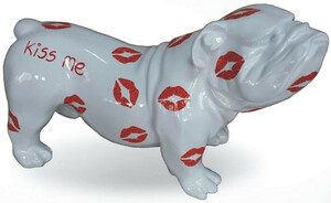 Casa Padrino Designer Dekofigur Hund Bulldogge Wei� / Rot 57 x 25 x H. 35 cm - Wetterbest�ndige Deko Skulptur - Wohnzimmer Deko - Garten Deko - Designer Deko Tierfigur