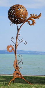 Casa Padrino Barock Stahl Garten Skulptur S�ule mit Kugel Rostfarben 85 x 82 x H. 200 cm - Handgefertigte Wetterbest�ndige Garten Dekoration