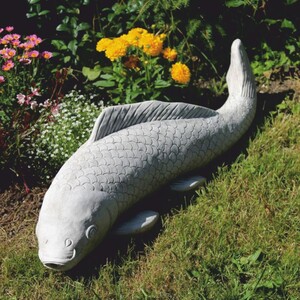 Casa Padrino Garten Deko Wasserspeier Skulptur Fisch Koi Grau 73 cm - Garten Deko Stein Figur - Garten Deko Accessoires