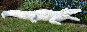 Casa Padrino Garten Deko Skulptur Krokodil Grau 68 x 18 x H. 13 cm - Garten Deko Stein Figur - Dekorative Tierfigur - Garten Deko Accessoires