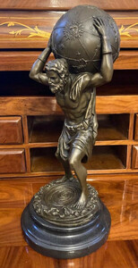 Casa Padrino Jugendstil Bronze Skulptur Mann mit Kugel Bronze / Schwarz 14 x 14 x H. 33 cm - Bronzefigur - Dekofigur - Schreibtisch Deko - Deko Accessoires - Luxus Deko