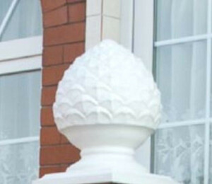 Casa Padrino Jugendstil Deko Tannenzapfen mit Sockel Wei� 31 x 31 x H. 43,5 cm - Deko Stein Zapfen - Barock & Jugendstil Garten Deko Accessoires