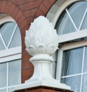 Casa Padrino Jugendstil Deko Tannenzapfen mit Sockel Wei� 28 x 28 x H. 52 cm - Deko Stein Zapfen - Barock & Jugendstil Garten Deko Accessoires