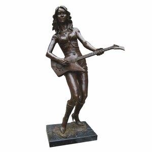 Casa Padrino XXL Deko Messing Skulptur Gitarrenspielerin Bronze / Schwarz H. 180 cm