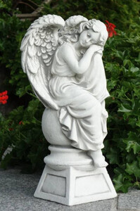 Casa Padrino Jugendstil Garten Deko Skulptur Engel auf Kugel und Sockel Wei / Grau H. 42 cm - Elegante Garten Deko Stein Figur - Barock & Jugendstil Garten Deko Accessoires