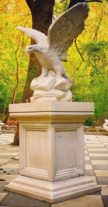 Casa Padrino Gartendeko Adler Skulptur mit Barock Sockel Wei 110 x 70 x H. 233 cm - Garten Deko Figur - Garten & Terrassen Deko Accessoires