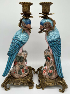 Casa Padrino Jugendstil Kerzenhalter Set Papageien Blau / Rosa / Mehrfarbig / Gold 15,3 x 15,9 x H. 36,3 cm - Elegante Porzellan Kerzenst�nder - Barock & Jugendstil Deko Accessoires