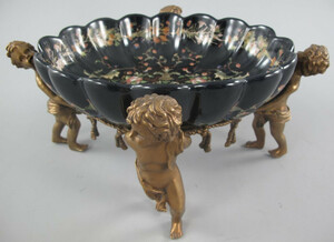 Casa Padrino Jugendstil Porzellan Schale mit 4 dekorativen Engelsfiguren Schwarz / Mehrfarbig / Messingfarben 40 x 34 x H. 17 cm - Barock & Jugendstil Deko Accessoires