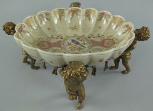 Casa Padrino Jugendstil Porzellan Schale mit 4 dekorativen Engelsfiguren Cremefarben / Mehrfarbig / Messingfarben 40 x 30 x H. 17 cm - Barock & Jugendstil Deko Accessoires