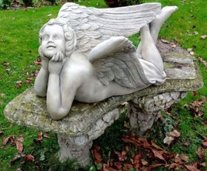 Casa Padrino Jugendstil Skulptur liegender Engel 25 x H. 43 cm - Gartendeko Figur - Special!