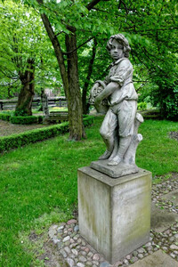 Casa Padrino Jugendstil Skulptur Junge mit Korb Antik Stil Grau 48 x H 120 cm Antikstil - Barock Gartendeko - Schwer und Massiv