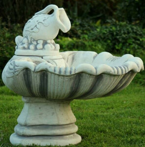 Casa Padrino Jugendstil Springbrunnen in Muschelform mit Krug Grau 70 x 75 x H. 70 cm - Prunkvoller Gartenbrunnen - Gartendeko Brunnen - Barock & Jugendstil Garten Deko Accessoires