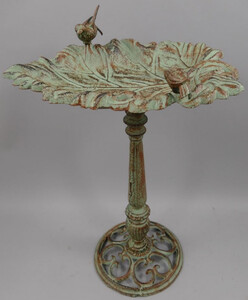 Casa Padrino Jugendstil Vogeltr�nk mit 2 dekorativen V�gelchen Hellgr�n / Rostfarben 40 x 34 x H. 61 cm - Garten Deko - Garten Accessoires