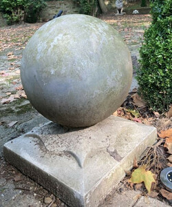 Casa Padrino Kanonenkugel auf Stnder Antik Grau - Schwere Ausfhrung - Garten Dekoration