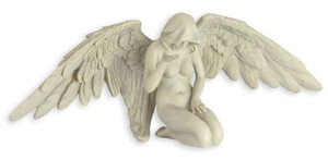 Casa Padrino Kunstharz Dekofigur Engel Creme 37,6 x 13,2 x H. 13,8 cm - Elegante Kunstharz Deko Skulptur - Schreibtisch Deko - Wohnzimmer Deko