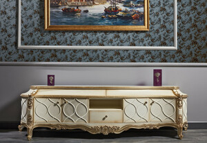 Casa Padrino Luxus Barock Fernsehschrank Wei / Antik Gold 242 x 65 x H. 70 cm - Prunkvoller Barock Wohnzimmerschrank mit 4 Tren und 3 Schubladen