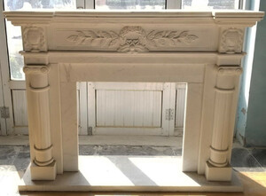 Casa Padrino Luxus Barock Kaminumrandung Wei� 140 x 35 x H. 110 cm - Prunkvolle Kamin Umrandung aus hochwertigem Marmor - Deko Accessoires im Barockstil