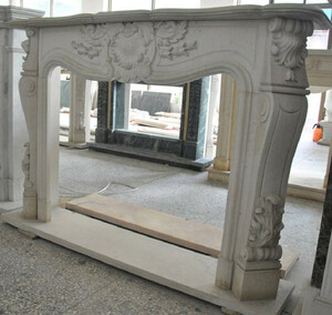 Casa Padrino Luxus Barock Kaminumrandung Beige 150 x 30 x H. 120 cm - Barockstil Kamin Umrandung aus hochwertigem Marmor - Barock Kamin Deko Accessoires - Edel & Prunkvoll