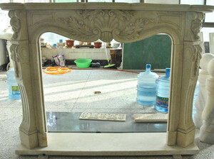 Casa Padrino Luxus Barock Kaminumrandung Beige 150 x 30 x H. 120 cm - Prunkvolle Kamin Umrandung aus hochwertigem Marmor - Deko Accessoires im Barockstil