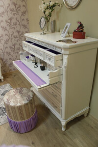 Casa Padrino Luxus Barock Kommode Wei� / Grau / Lila / Silber - Prunkvolle Barockstil Schlafzimmer Kommode - Luxus Schlafzimmer M�bel im Barockstil - Barock Schlafzimmer M�bel