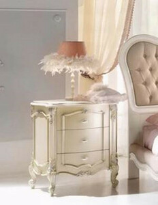 Casa Padrino Luxus Barock Nachtkommode Cremefarben / Silber - Handgefertigter Barock Nachttisch mit 3 Schubladen - Barock Schlafzimmer M�bel - Luxus Qualit�t - Made in Italy