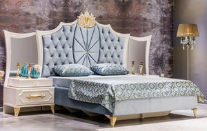 Casa Padrino Luxus Barock Schlafzimmer Set Blau / Weiß / Gold - 1 Doppelbett mit Kopfteil & 2 Nachttische mit Spiegel - Barock Schlafzimmer Möbel - Edel & Prunkvoll