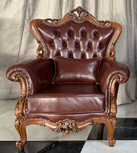 Casa Padrino Luxus Barock Leder Sessel Dunkelbraun / Braun - Wohnzimmer Echtleder Sessel mit dekorativem Kissen - Luxus Wohnzimmer M�bel im Barockstil - Barock Leder M�bel - M�bel Barockstil