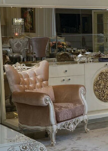 Casa Padrino Luxus Barock Sessel Rosa / Lila / Wei / Beige 102 x 73 x H. 106 cm - Wohnzimmer Sessel mit elegantem Muster und dekorativem Kissen - Barock Mbel