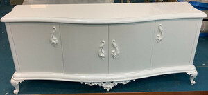 Casa Padrino Luxus Barock Massivholz Sideboard Hochglanz Wei� - Handgefertigter Massivholz Schrank mit 4 T�ren - Luxus Barock M�bel - Wohnzimmer M�bel im Barockstil - Barock Einrichtung