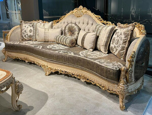 Casa Padrino Luxus Barock Sofa Grau / Braun / Naturfarben / Gold - Handgefertigtes Wohnzimmer Sofa mit elegantem Muster und dekorativen Kissen - Prunkvolle Wohnzimmer Mbel im Barockstil
