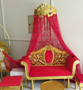Casa Padrino Luxus Barock Sofa Rot / Gold - Handgefertigtes Massivholz Wohnzimmer Sofa mit edlem Samtstoff und Baldachin - Barock Mbel - Edel & Prunkvoll
