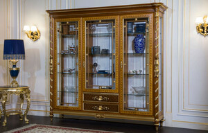 Casa Padrino Luxus Barock Vitrine Hellbraun / Braun / Gold 239 x 57 x H. 221 cm - Prunkvoller Massivholz Vitrinenschrank mit 3 Glast�ren - Hotel Restaurant Schloss M�bel - Luxus Qualit�t - Made in Italy