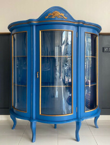Casa Padrino Luxus Barock Vitrine Blau / Gold - Barockstil Vitrinenschrank mit Glast�r - Luxus Esszimmer M�bel im Barockstil - Barock Esszimmer M�bel - Edel & Prunkvoll