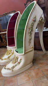 Casa Padrino Luxus Barock High Heel Vitrine Grn / Creme / Gold - Handgefertigter Massivholz Damenschuh Vitrinenschrank - Prunkvolle Barock Mbel