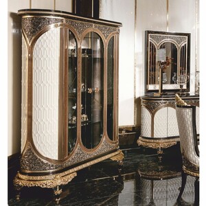 Casa Padrino Luxus Barock Vitrine Wei� / Braun / Schwarz / Gold 157 x H. 200 cm - Prunkvoller Massivholz Vitrinenschrank - Barock M�bel