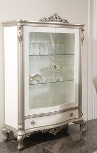 Casa Padrino Luxus Barock Vitrine Wei / Silber 124 x 54 x H. 198 cm - Edler Massivholz Vitrinenschrank mit 2 Glastren und Schublade - Barock Mbel