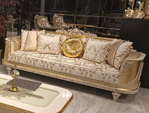 Casa Padrino Luxus Barock Wohnzimmer Sofa mit Muster Gold / Wei - Handgefertigtes Barockstil Sofa - Luxus Wohnzimmer Mbel im Barockstil - Barock Mbel - Edel & Prunkvoll