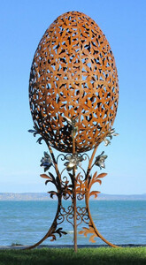 Casa Padrino Luxus Barock XXL Stahl Garten Skulptur Ei Rost / Silber 107 x 95 x H. 200 cm - Riesige XXL Garten Deko - Luxus Outdoor Deko - Luxus Garten Deko Accessoires