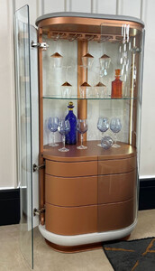 Casa Padrino Luxus Barschrank Wei� / Grau / Kupfer 80 x 50 x H. 165 cm - Beleuchteter Massivholz Weinschrank mit 2 T�ren - Wohnzimmer M�bel - Bar M�bel - Hotel M�bel - Luxus Kollektion