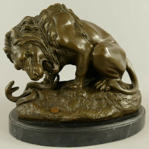 Casa Padrino Luxus Bronze Deko Skulptur L�we und Schlange Bronze / Schwarz 30 x 19 x H. 24 cm - Bronze Deko Figur - Schreibtisch Deko - Deko Accessoires - Luxus Accessoires